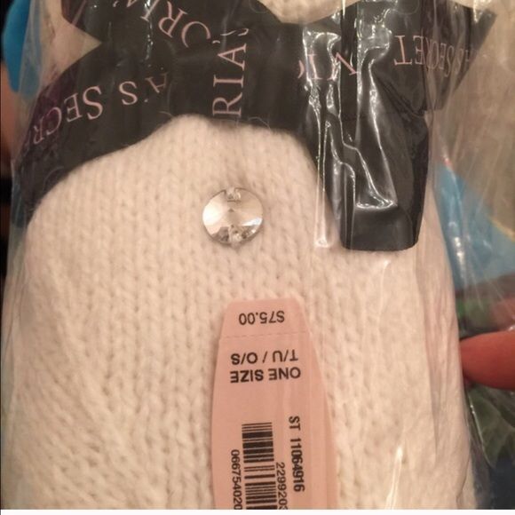 Victoria\'s Secret Hat & Scarf Set
